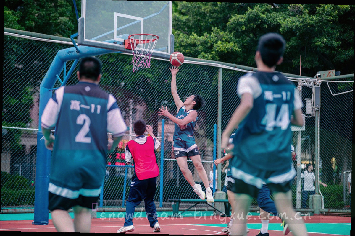 冷蓝色玻璃面板与极光青高光交叠的抽象界面光影